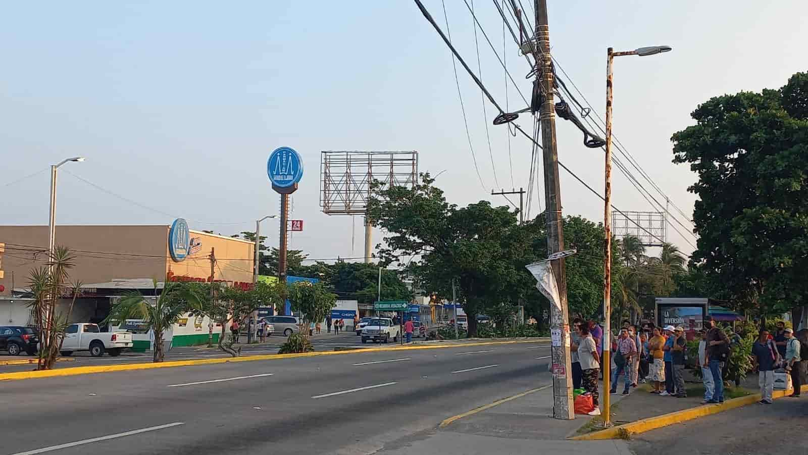 Ciudadanos piden instalación de topes en bulevar de Boca del Río para evitar accidentes(+Video)