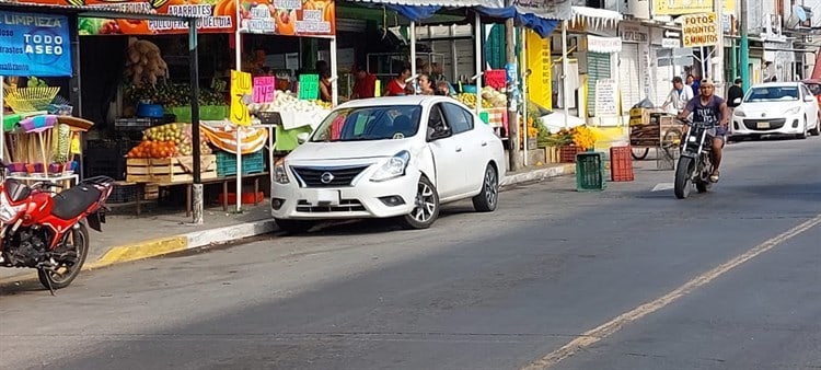 Motociclista sufre accidente al impactarse contra un auto en la colonia Venustiano Carranza