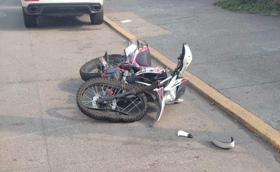 Motociclista sufre accidente al impactarse contra un auto en la colonia Venustiano Carranza