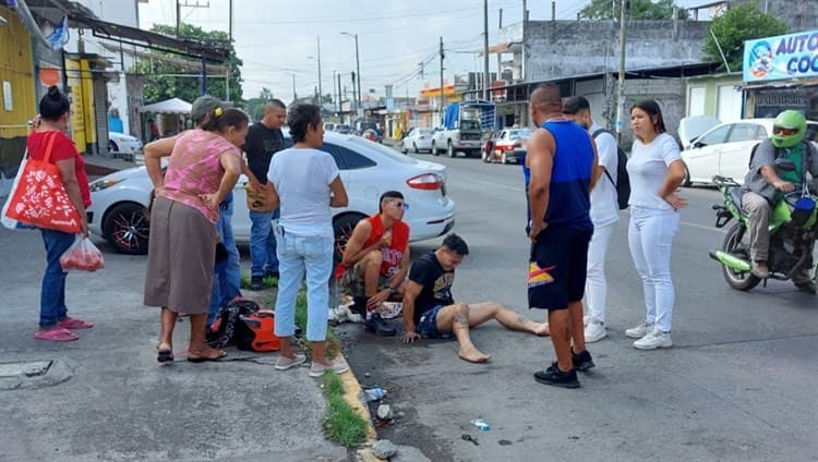 Motociclista sufre accidente al impactarse contra un auto en la colonia Venustiano Carranza