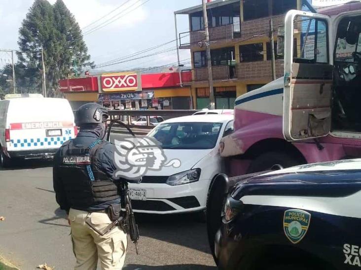 Chocan camión de volteo y auto en avenida Lázaro Cárdenas de Xalapa