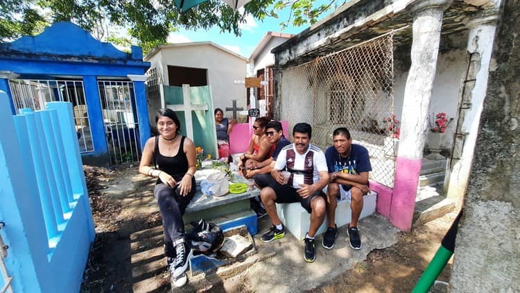 Miles de personas visitaron los cementerios en Agua Dulce(+Video)