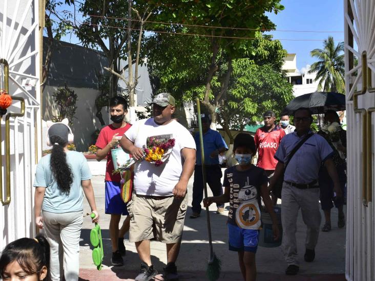 Con lágrimas y música salsa visitan la tumba de su padre en el Panteón Antiguo de Coatzacoalcos