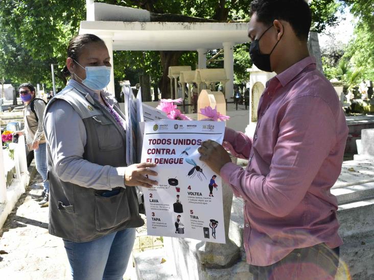 Retiran agua de floreros en panteones, van contra criaderos de moscos