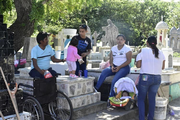 Con lágrimas y música salsa visitan la tumba de su padre en el Panteón Antiguo de Coatzacoalcos (+Video)