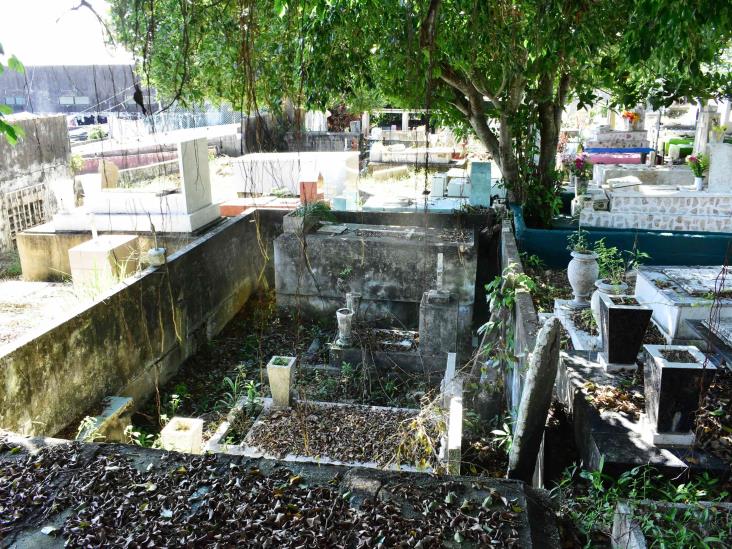 Con lágrimas y música salsa visitan la tumba de su padre en el Panteón Antiguo de Coatzacoalcos