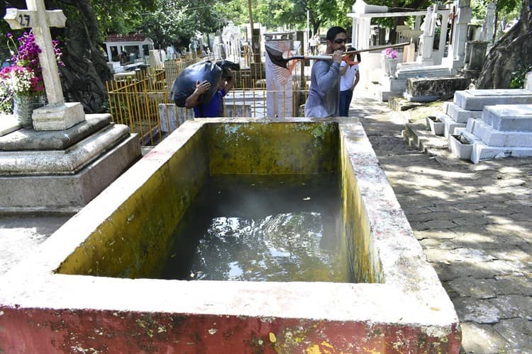 Retiran agua de floreros en panteones, van contra criaderos de moscos