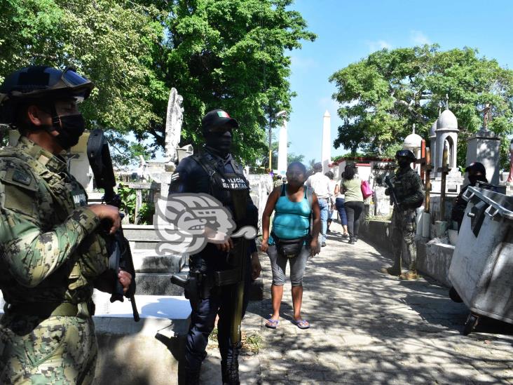 Custodian estatales y marinos acceso panteones de Coatzacoalcos