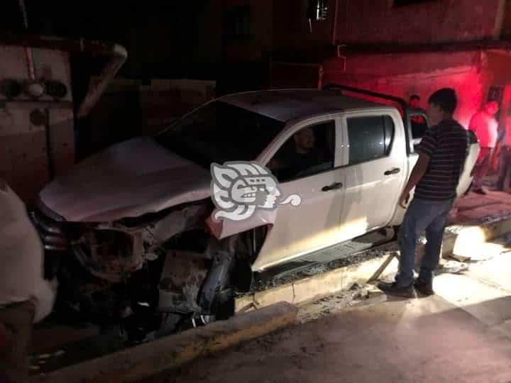 Camioneta choca contra poste de concreto en Totutla