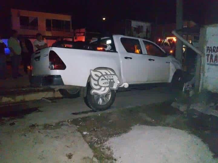 Camioneta choca contra poste de concreto en Totutla