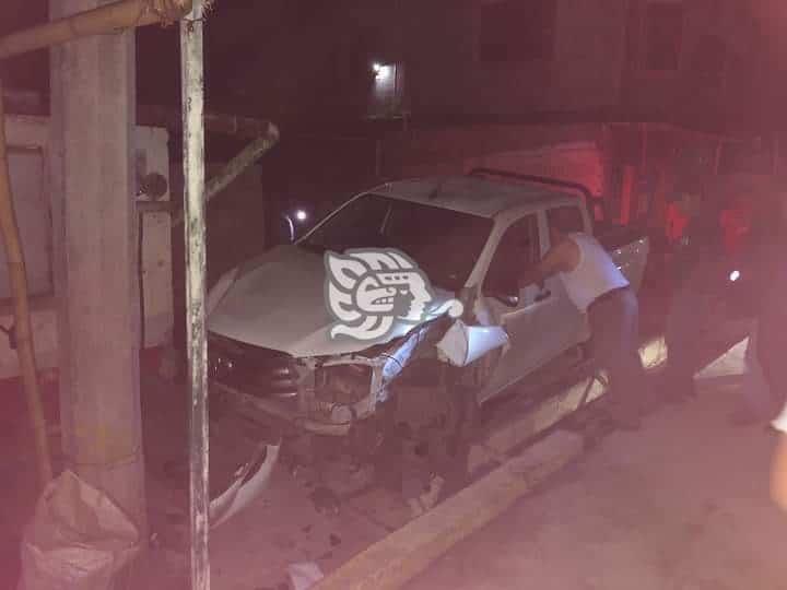 Camioneta choca contra poste de concreto en Totutla