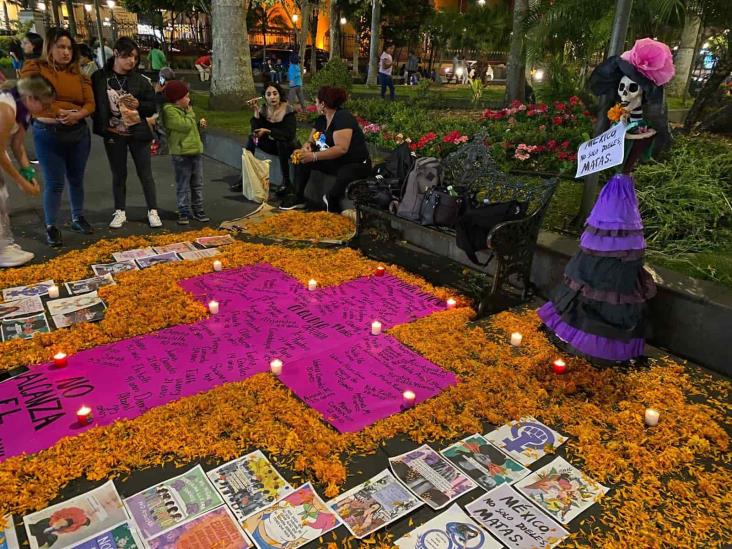 Con ofrenda, recuerda Colectivo Marea Verde a mujeres víctimas de violencia