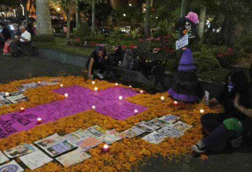Con ofrenda, recuerda Marea Verde a mujeres víctimas de violencia (+Video)