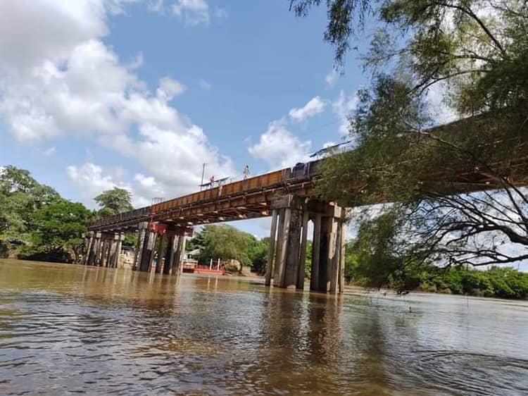 Cae camioneta de panga al cruzar río, en Jesús Carranza