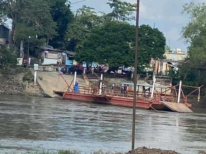 Cae camioneta de panga al cruzar río, en Jesús Carranza