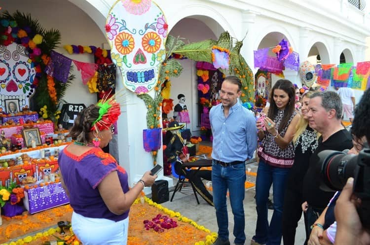 Inaugura alcalde de Boca del Río exposición de altares de Día de Muertos (+Video)