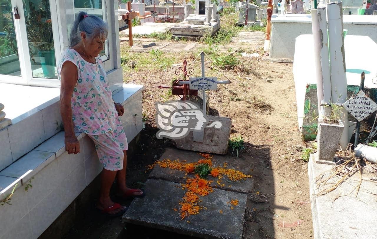 Doña Eugenia busca poder reparar la tumba de su esposo