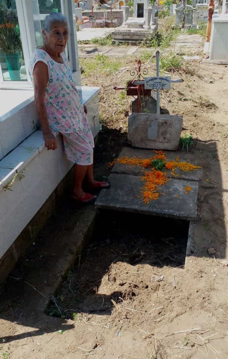 Doña Eugenia busca poder reparar la tumba de su esposo