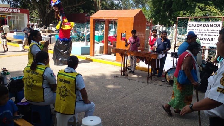 Fiesta multicolor en el panteón Jardín (+Video)