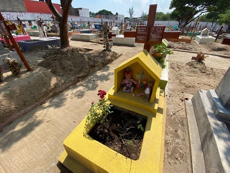 Veracruzanos recuerdan a niños difuntos con flores, juguetes y globos