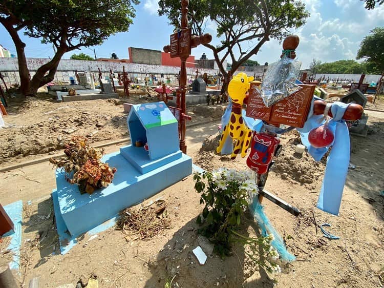 Veracruzanos recuerdan a niños difuntos con flores, juguetes y globos