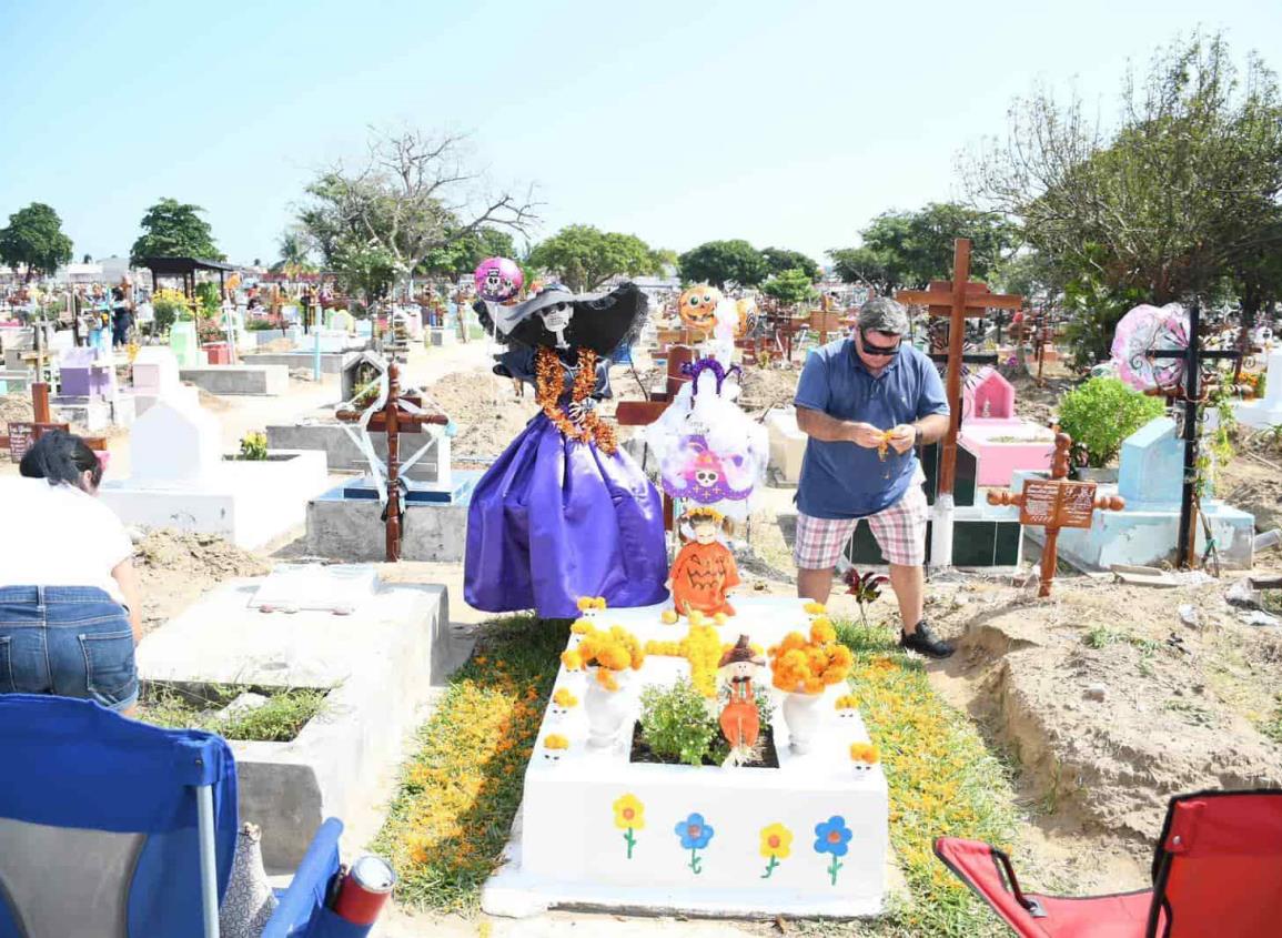 Veracruzanos recuerdan a niños difuntos con flores, juguetes y globos