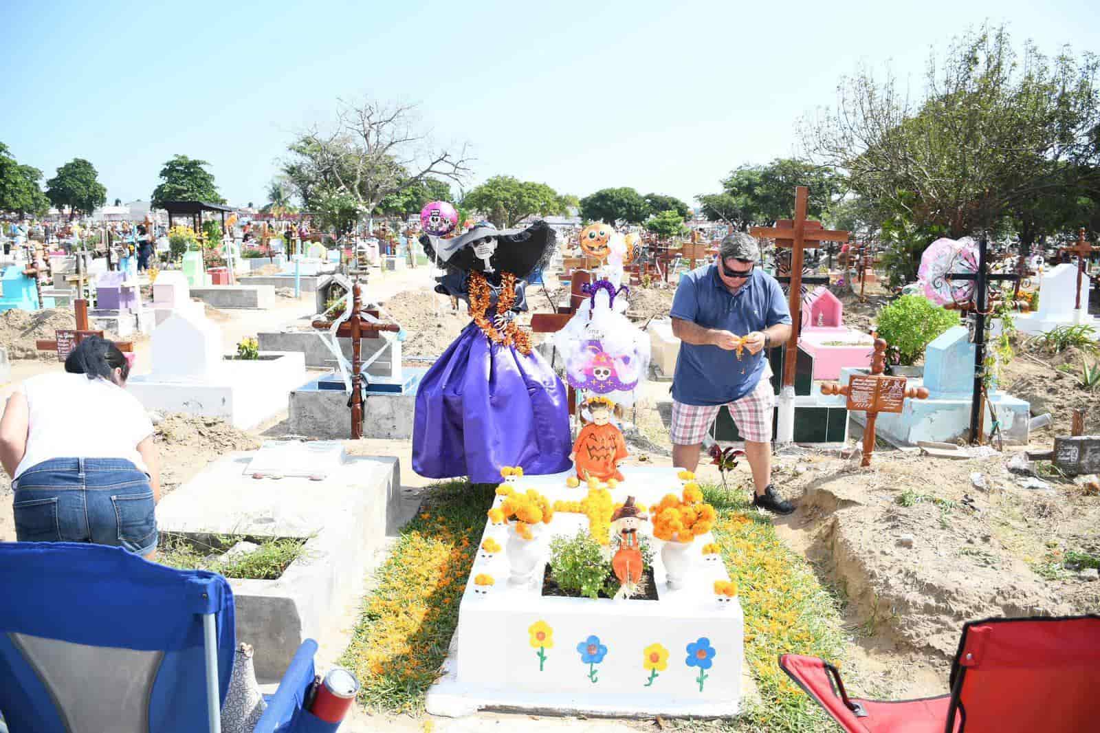 En panteones de Veracruz, familiares recuerdan a niños difuntos con flores, juguetes y globos