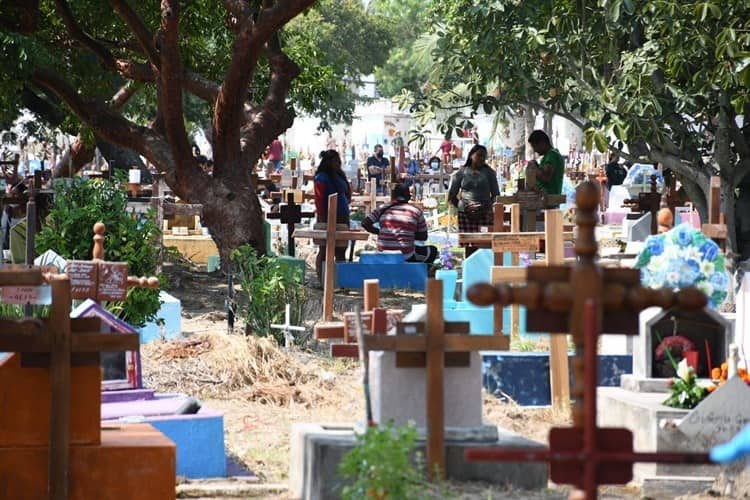 Veracruzanos recuerdan a niños difuntos con flores, juguetes y globos