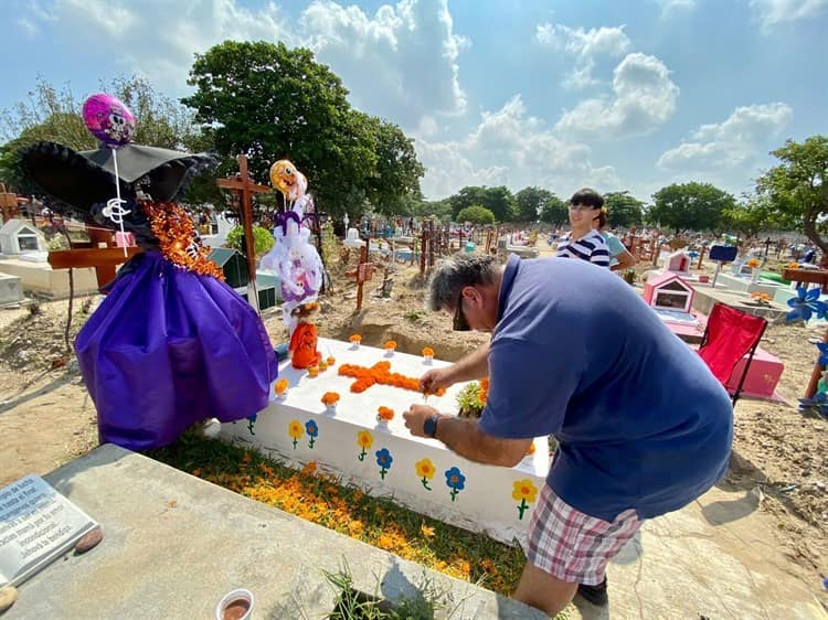 Veracruzanos recuerdan a niños difuntos con flores, juguetes y globos