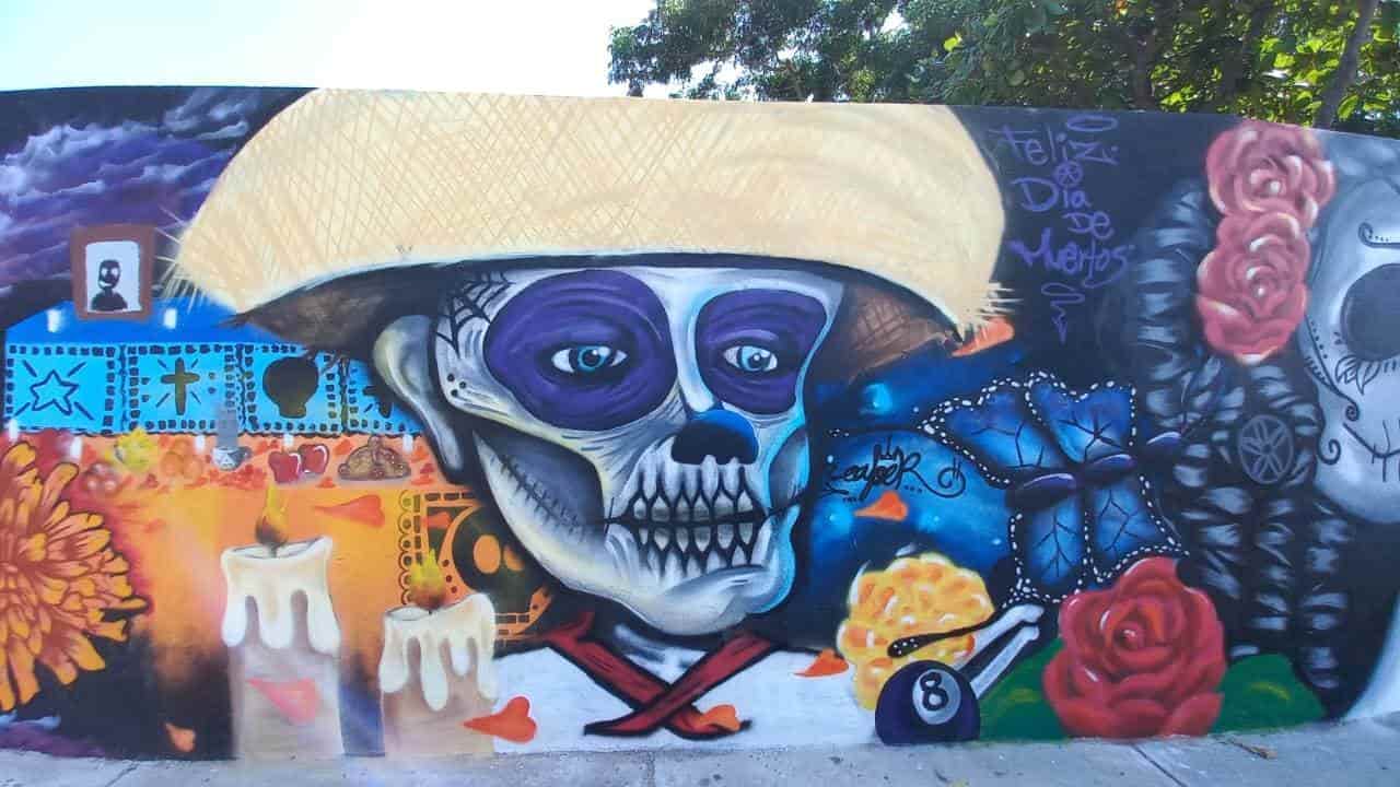 Pintan mural alusivo al Día de Todos Santos en el Panteón Municipal de Veracruz