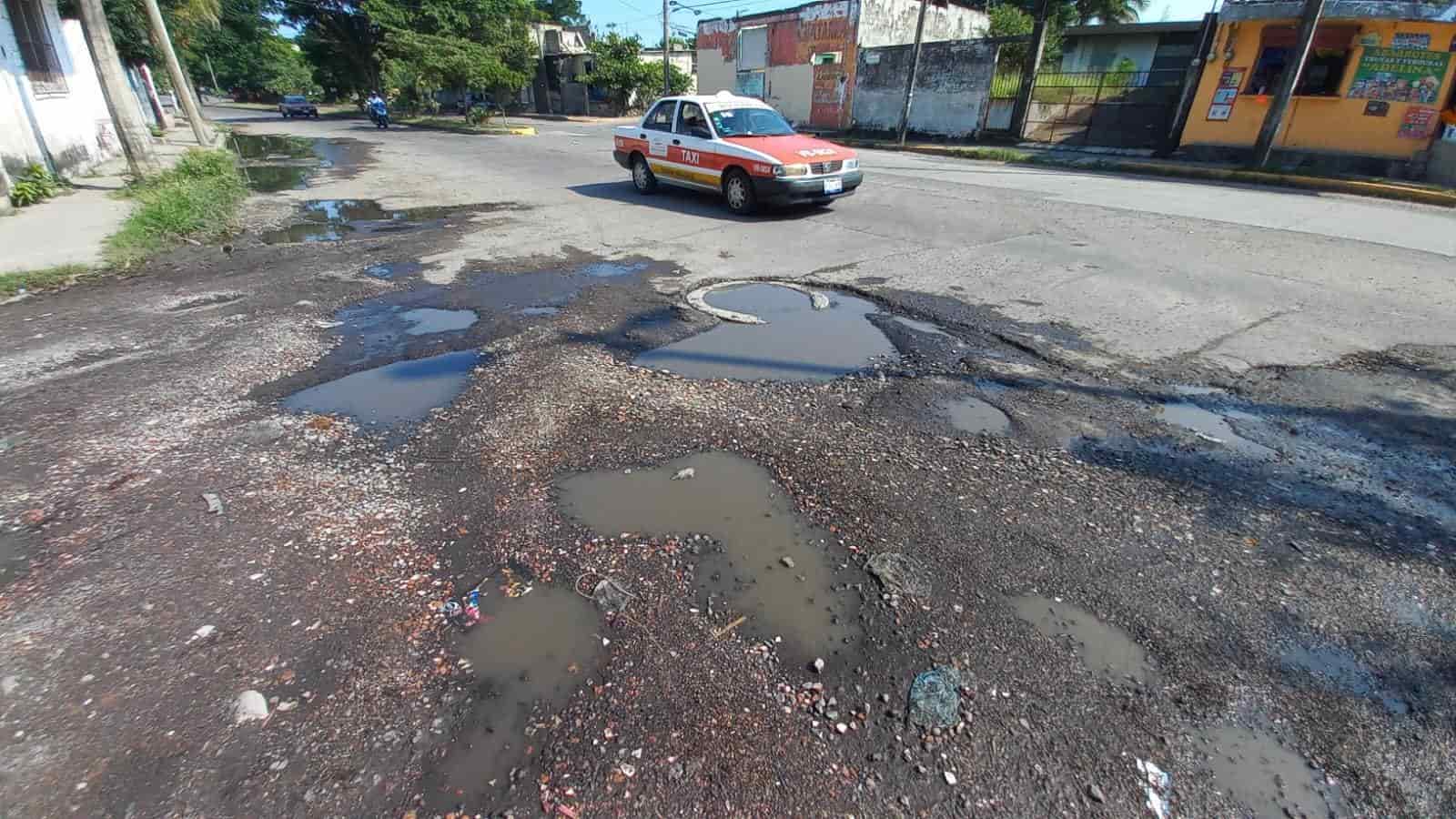 Registros incompletos, baches y aguas negras afectan a vecinos de colonia en Veracruz