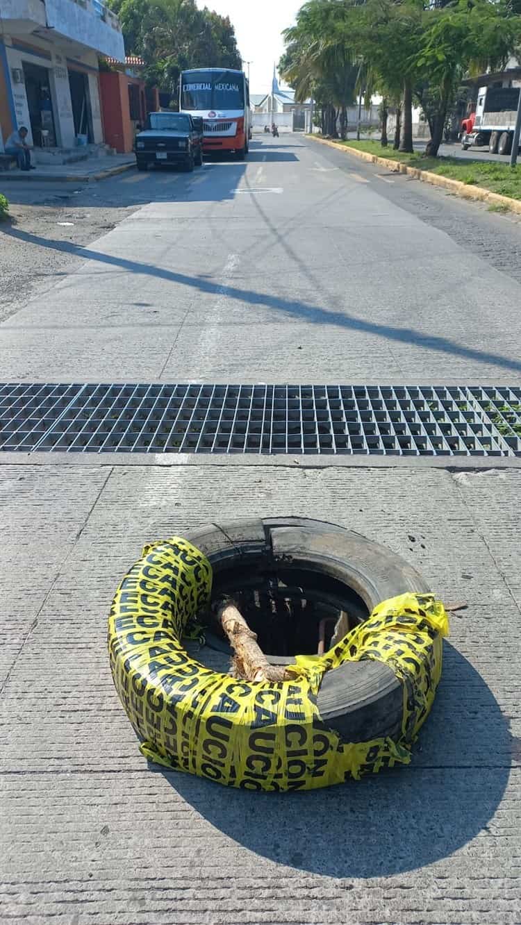 Registros incompletos, baches y aguas negras afectan a vecinos de colonia en Veracruz