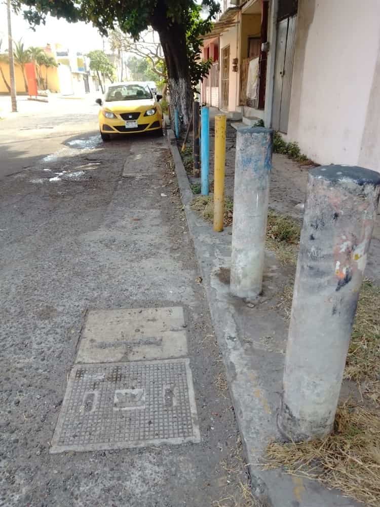 Telmex compone registro dañado en avenida de Veracruz