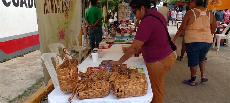 ¡Viven la tradición del Día de Muertos¡, familias llenan panteones en Jáltipan