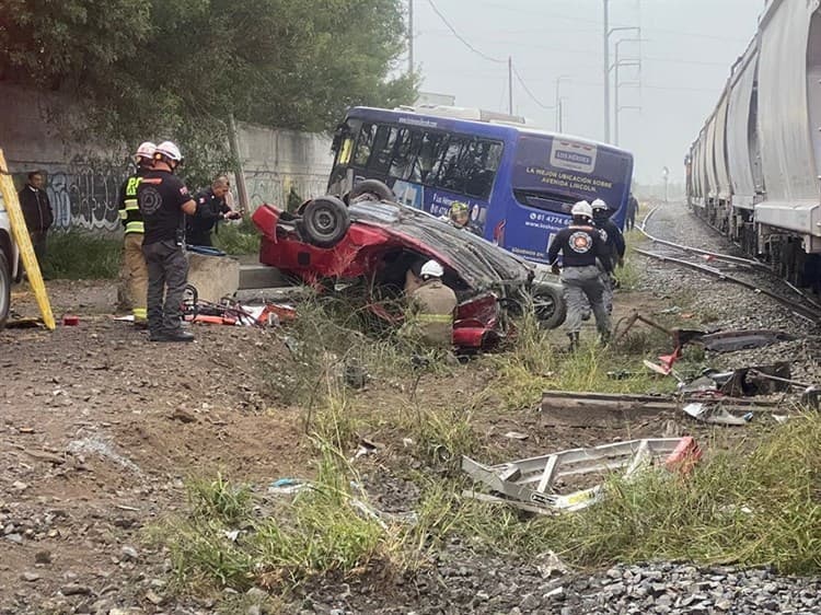 Tren impacta camión y un auto en Nuevo León; un muerto, 20 lesionados