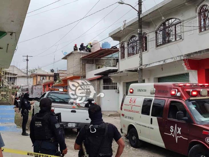 Mientras limpiaba su azotea, hombre recibió descarga eléctrica en Xalapa