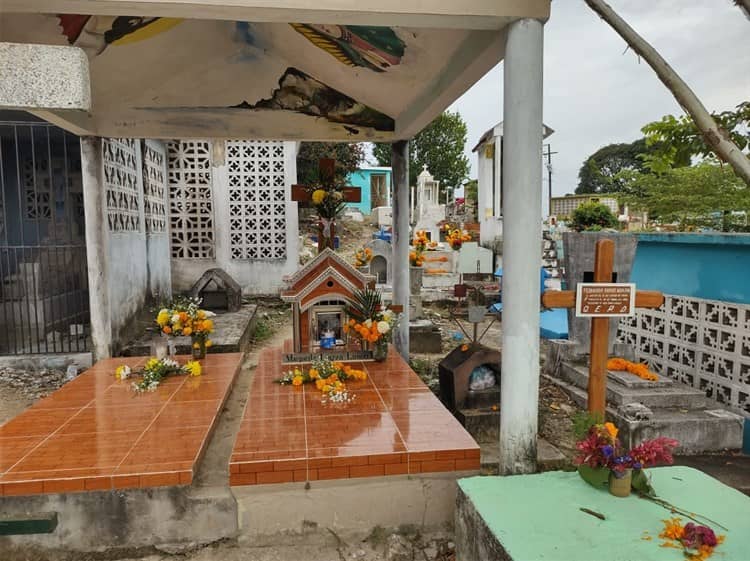 Visita de muertos benefició a comerciantes de Villa Cuichapa