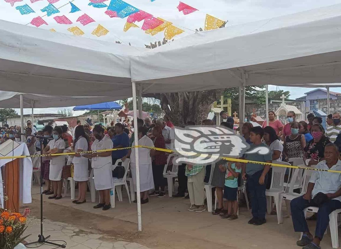 Oficia sacerdote misa en el cementerio de Las Choapas