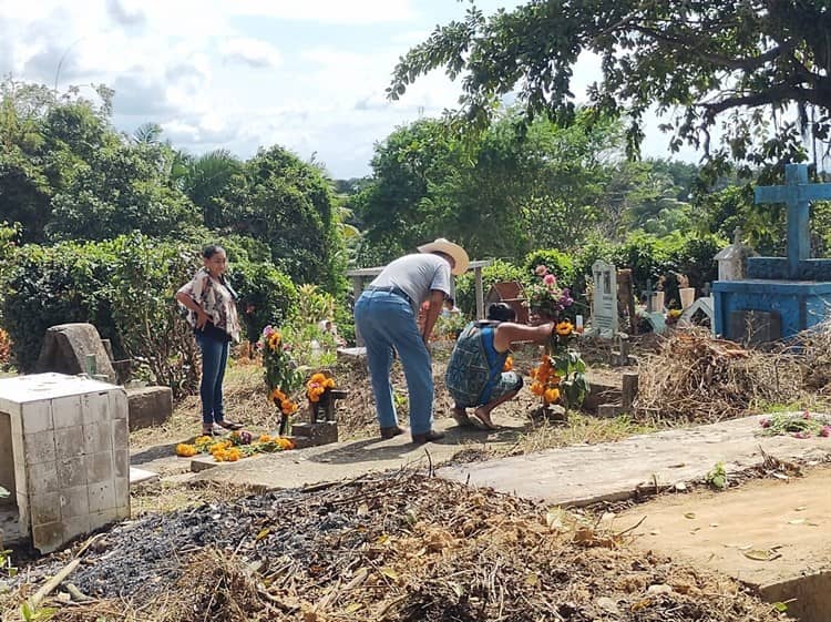 Sin incidentes celebración de día de muertos en Moloacán