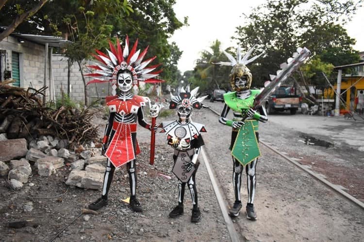 Desfilan catrinas y catrines por todo Medellín de Bravo