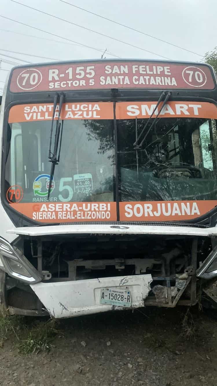 Tren impacta camión y un auto en Nuevo León; un muerto, 20 lesionados