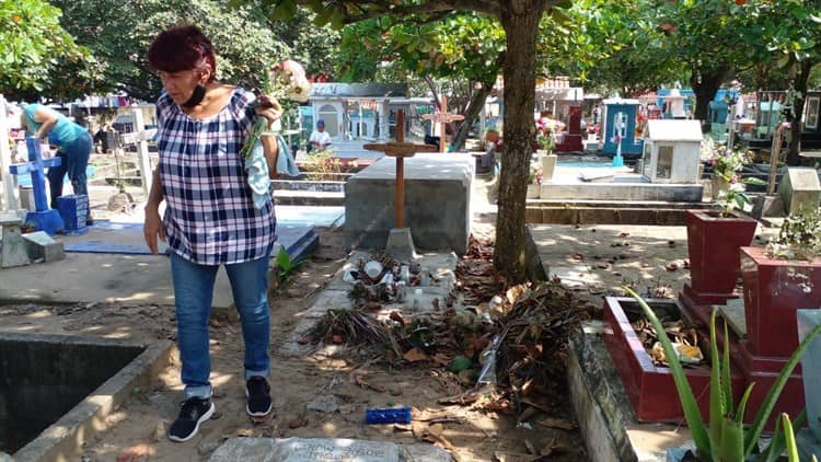 Saturado hasta los pasillos el panteón de Lomas de Barrillas