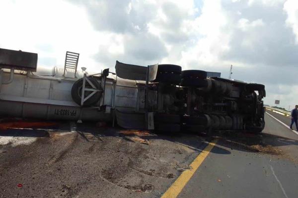 Vuelca pipa cargada con diésel sobre la Veracruz-Xalapa