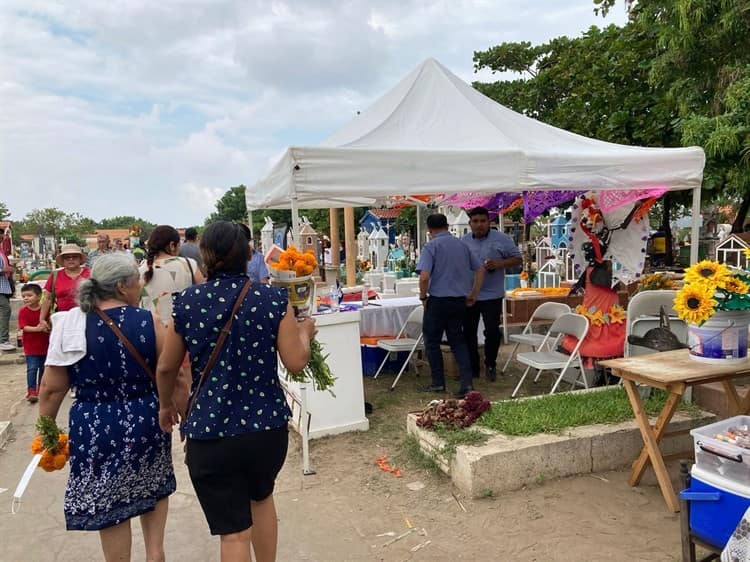 Comerciantes de Veracruz aprovechan afluencia en panteón Jardín para vender sus productos