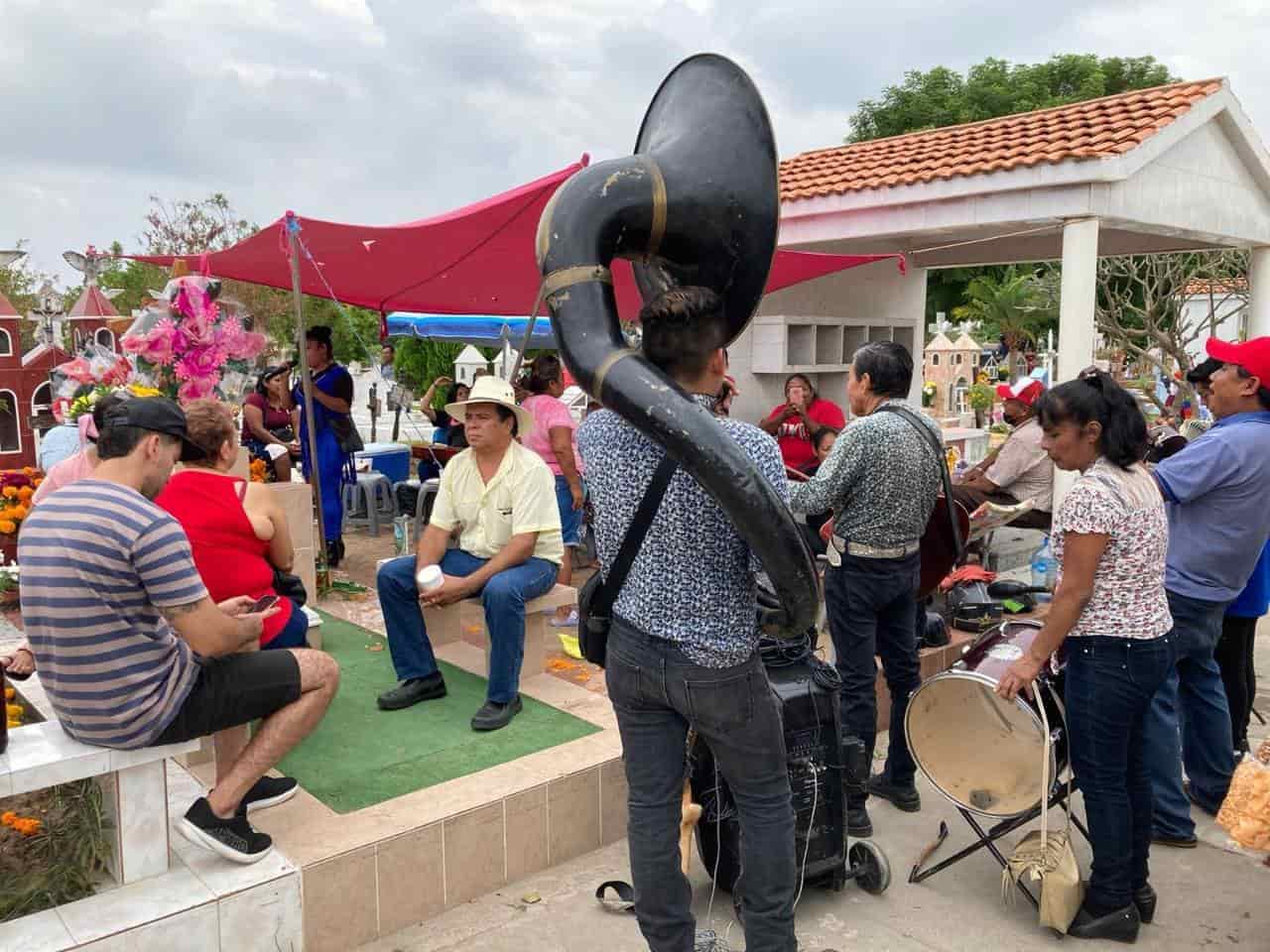 Bailan jarochos con sus difuntos en el panteón Jardín, en Veracruz