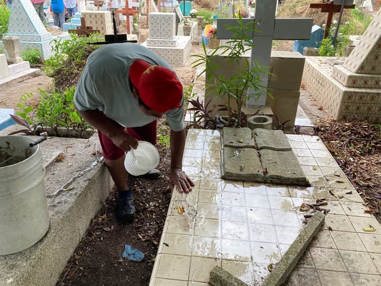 Limpiadores de tumbas recorren panteones de Veracruz ofreciendo sus servicios