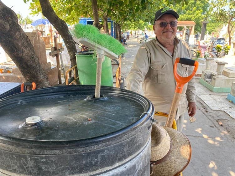 Don Delfino, ha dedicado su vida a realizar servicios en el Panteón Jardín de Veracruz