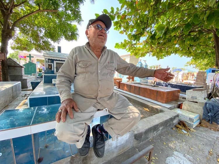 Don Delfino, ha dedicado su vida a realizar servicios en el Panteón Jardín de Veracruz