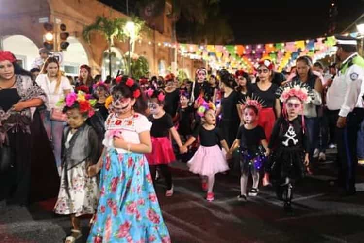 Con Desfile de Catrinas y exhibición de altares concluyen festividad de Día de Muertos en Cardel