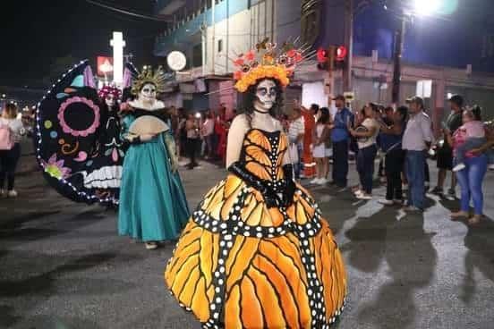 Con Desfile de Catrinas y exhibición de altares concluyen festividad de Día de Muertos en Cardel